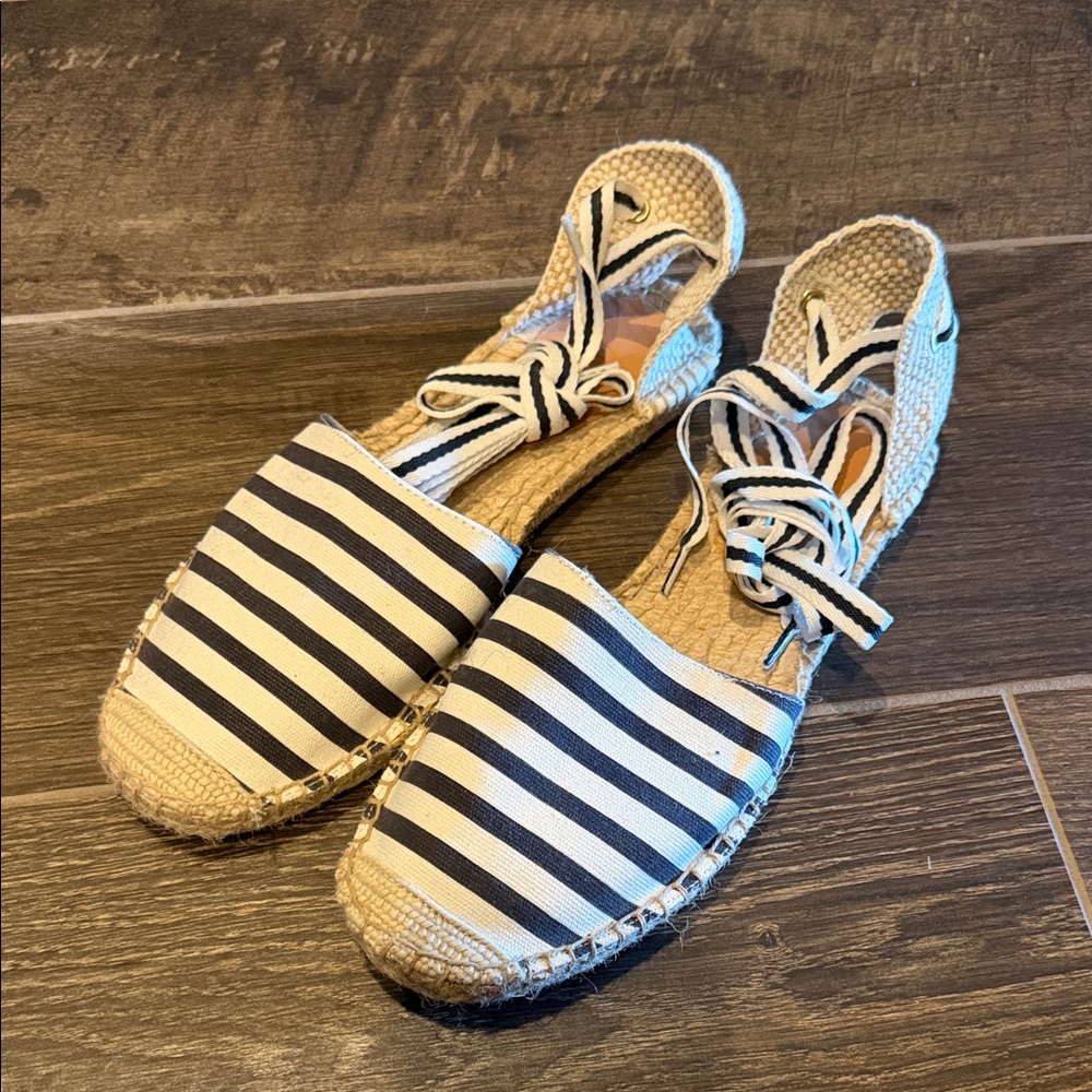 J Crew - Women’s Navy and Cream Espadrille Flats - Size 9 - Like New